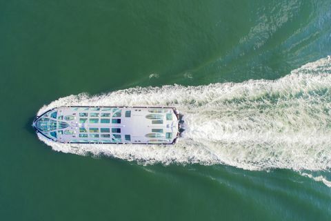 Vista aerea della nave da crociera sul mare.