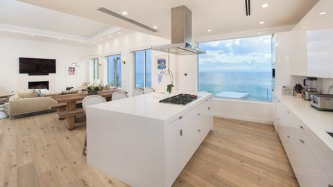 cucina moderna con vista sull'oceano