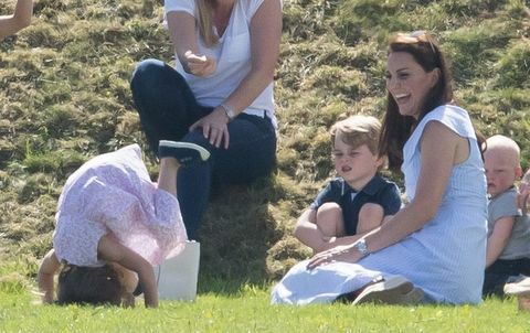 Il principe George e la principessa Charlotte giocano con Kate Middleton