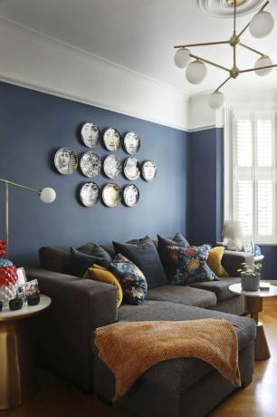 South London casa vittoriana rigida blu Farrow Ball fornasetti piatti divano lounge