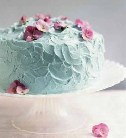 Torta di crema al burro turchese decorata con viole del pensiero