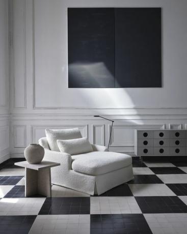 sedia boucle su pavimenti in bianco e nero