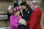 Perché la regina Elisabetta indossa sempre guanti