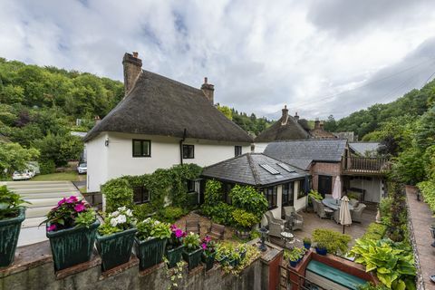 bellissimo cottage in vendita nel cuore del villaggio di milton abbas, dorset