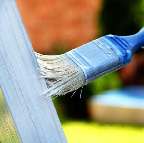 pennello in mano pittura porta in legno per esterni