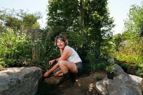 Ann-Marie Powell, designer di giardini lavora nel suo "Countryfile 30th Anniversary Garden" durante la costruzione all