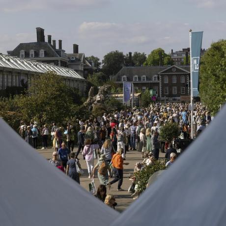 folle di visitatori all'autunno rhs chelsea flower show 2021 a settembre