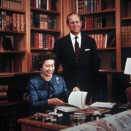 la regina con il principe Filippo alla biblioteca di Balmoral, 1976﻿