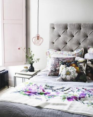 camera da letto contemporanea con velluto e fiori