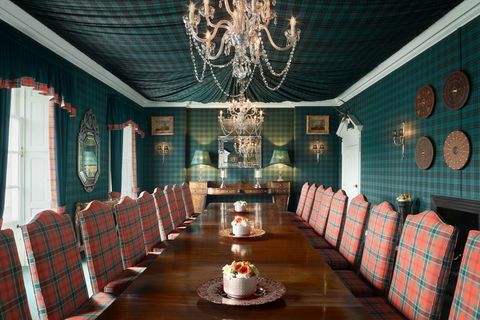 Sala da pranzo in tartan con un grande tavolo