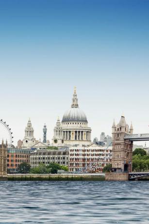 montaggio di Londra contro il cielo blu chiaro con il fiume Tamigi in primo piano