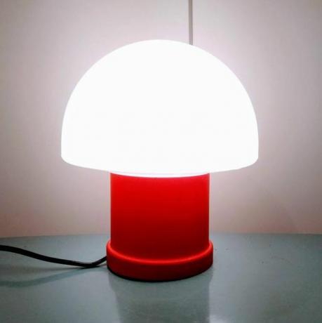 lampada da tavolo a forma di fungo rosso