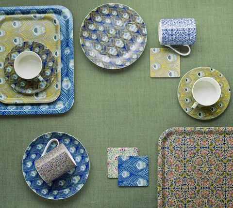 Collezione Liberty x John Lewis: tessuto Liberty e vassoi John Lewis da £ 15, tazze £ 12, set tazza e piattino £ 18, set di quattro sottobicchieri reversibili £ 15