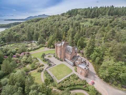 Glenborrodale Castle, Scozia in vendita con due isole