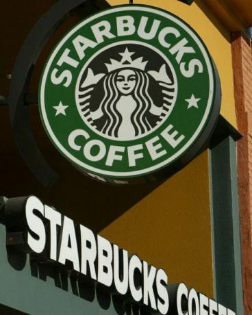 San Francisco 22 gennaio file foto segni sono visibili nella parte anteriore di una caffetteria Starbucks gennaio 22, 2004 a San Francisco, in California in un sforzo per ridurre i costi, la catena del caffè ha annunciato il 29 luglio 2008 di licenziare 1000 dipendenti non di negozio foto di justin sullivangetty immagini