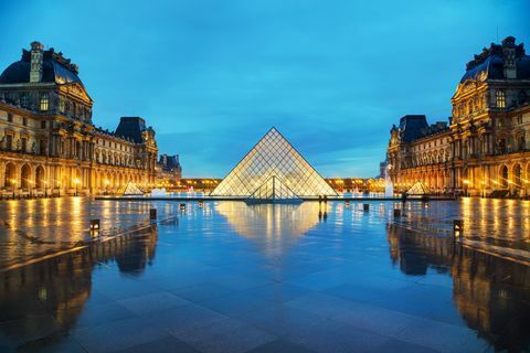 La piramide del Louvre a Parigi, Francia