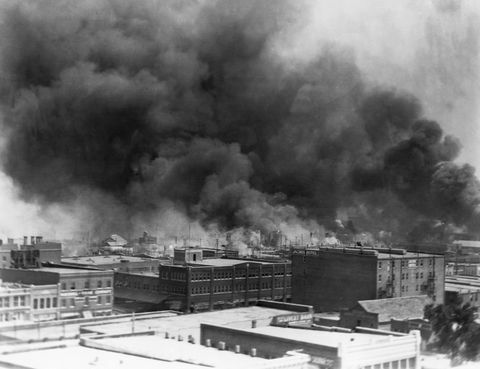 edifici in fiamme durante il massacro della corsa di Tulsa del 1921