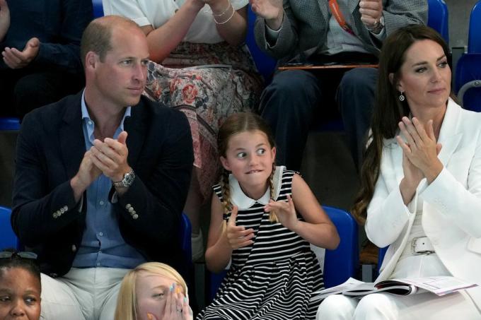 il duca e la duchessa di cambridge con la principessa charlotte di cambridge al centro acquatico di sandwell il quinto giorno del 2022 giochi del Commonwealth a birmingham foto data martedì 2 agosto 2022 foto di jacob kingpa immagini via getty immagini