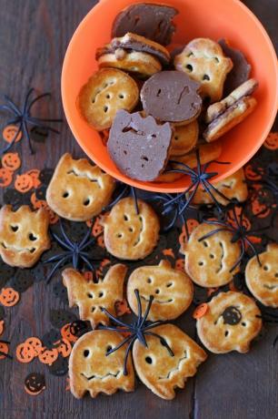 Biscotti di Halloween sul tavolo di legno