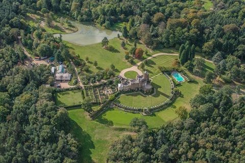 Windsor, Regno Unito 24 settembre vista aerea del duca di Windsor di grado ii elencati fort belvedere questo revival gotico residenza in Windsor Great Park è il luogo in cui fu firmata l'abdicazione nel dicembre 1936 rinunciando al trono d'Inghilterra fotografia di David Goddardgetty immagini