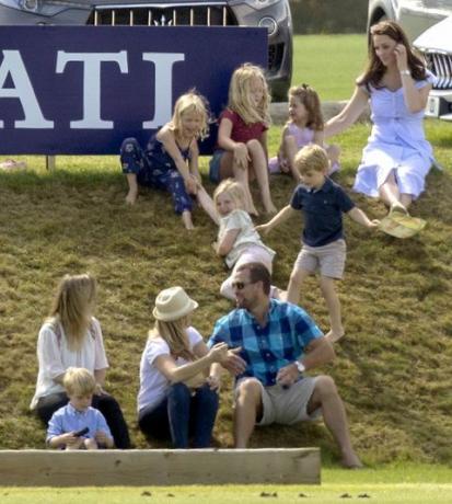 Il principe George e la principessa Charlotte giocano con Kate Middleton