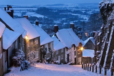 Cottage a Gold Hill in inverno con neve, Shaftesbury, Dorset, Inghilterra