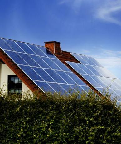 casa moderna con pannelli solari