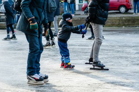 Decine di persone pattinano sui canali di Amsterdam