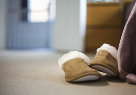 Coppia di pantofole per camera da letto su pavimento in moquette