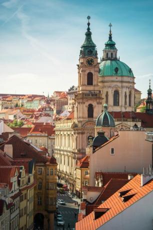 tetti arancioni della città vecchia di praga e della piazza cittadina con i turisti visti dall'alto, repubblica ceca