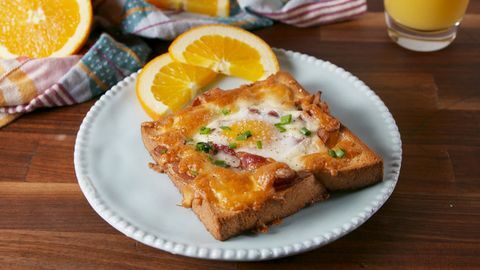 pane tostato all'uovo di formaggio orizzontale