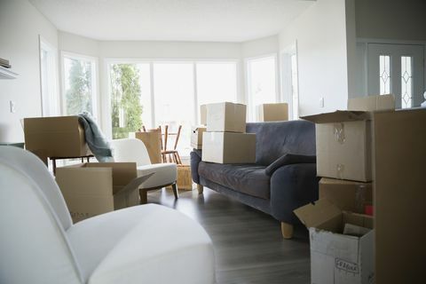 Spostamento di scatole e mobili in soggiorno