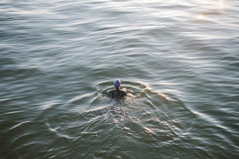 Nuotatore femminile dell'open water nel mare