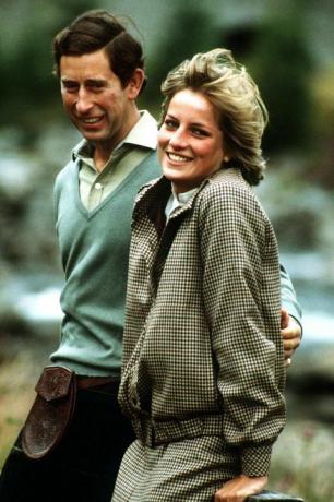 il principe carlo e la principessa diana stanno vicino al fiume dee nella tenuta di balmoral durante la loro luna di miele in scozia, settembre 1981