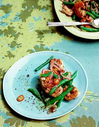 piatto blu con gamberi alla griglia e verdure