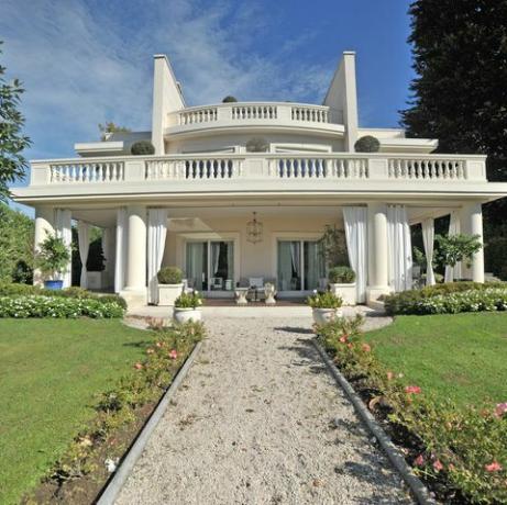questa splendida villa bianca è in vendita sul lago maggiore, italia