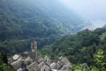 Il bellissimo villaggio svizzero di Corippo deve essere trasformato in un grande hotel