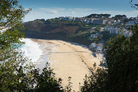 Carbis Bay Cornwall Inghilterra vicino a St ives e sulla costa sud-ovest percorso con una spiaggia di sabbia in un bel cielo blu giornata di sole