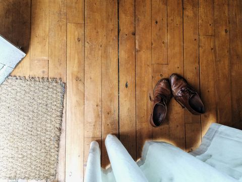 Direttamente sopra il colpo di scarpe in pelle marrone sul pavimento a casa