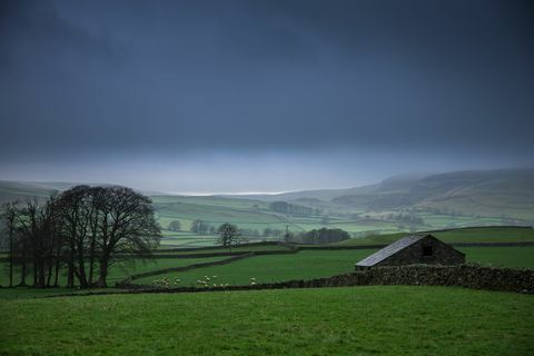 fattoria sotto nuvole grigio scuro