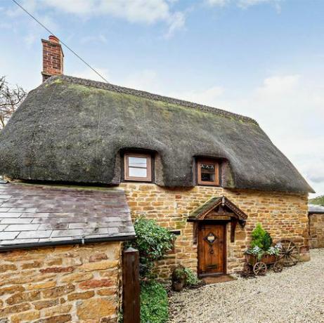 zoopla svela i cottage con scatole di cioccolatini più romantici in vendita questo San Valentino