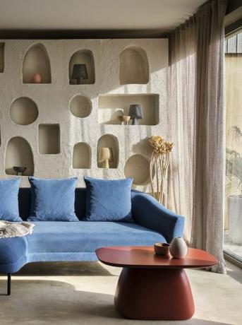 accogliente soggiorno con luce naturale e divano blu