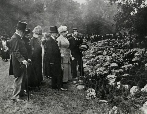 Queen Mary con gruppo al Chelsea Flower Show. Data 1913.
