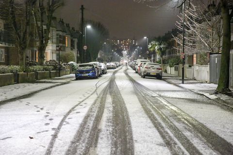 Una strada vista coperta di neve nel nord di Londra ...