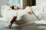 Suggerimenti per dormire: perché una bugia nel fine settimana fa davvero bene alla salute