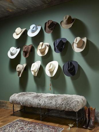 cappelli da cowboy, stivali, panchina