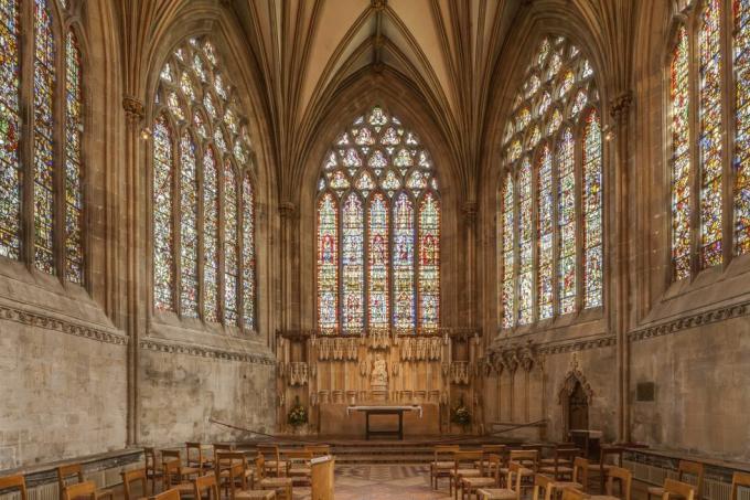 dedicata a sant'andrea apostolo, la cattedrale di Wells è la sede del vescovo di Bath e Wells fu costruita tra il 1175 e il 1490 l'architettura è interamente in stile gotico inglese della fine del XII e XIII secoli