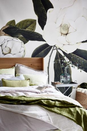 schema camera da letto bianco e verde con murale floreale