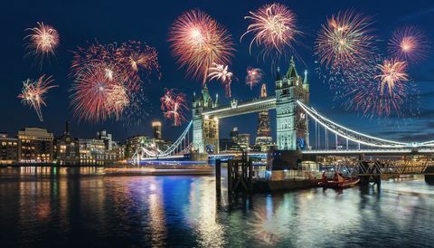 Fuochi d'artificio sul ponte di notte