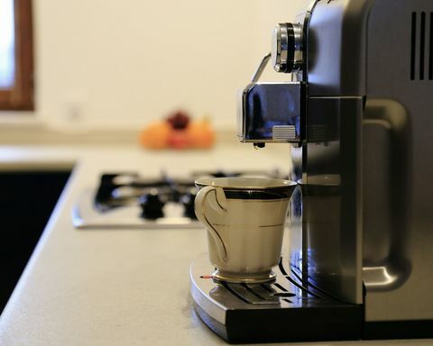 Macchina per caffè espresso su un bancone della cucina